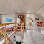 Hébergement de vacances Two-bedroom With Sea View 04 *